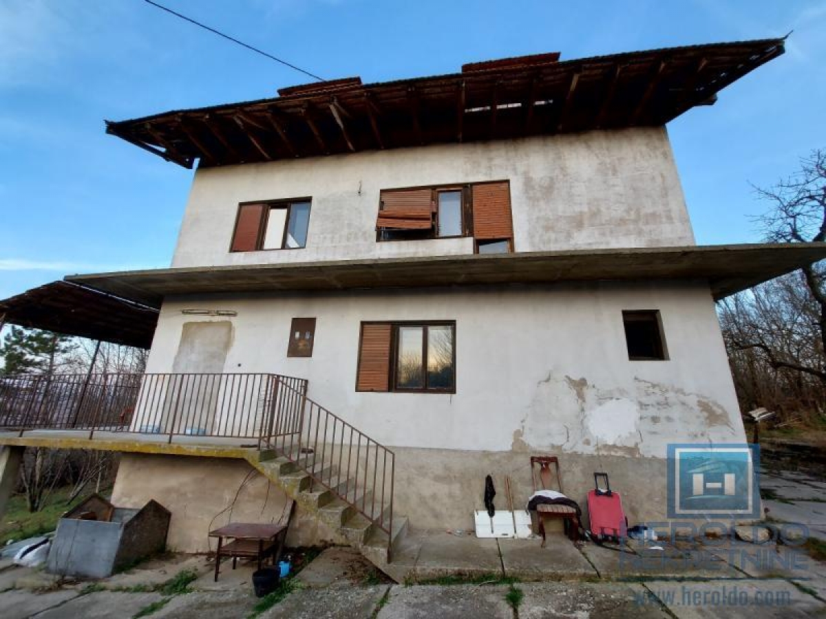 Kuća od 360m2 u selu Šantarovac na 33, 92a placa