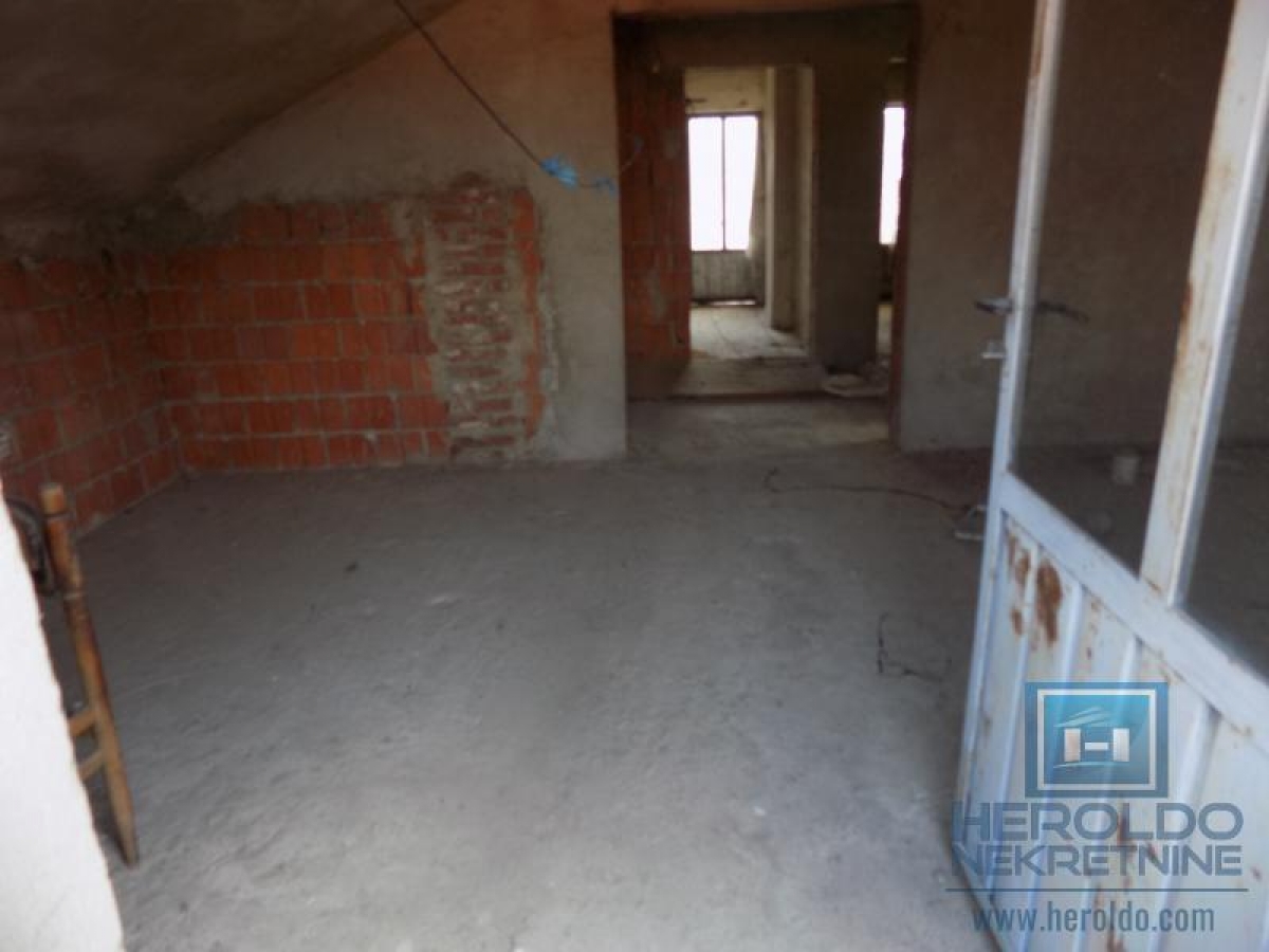 A one-story house for sale in Ćuprija on a plot of 9 ares