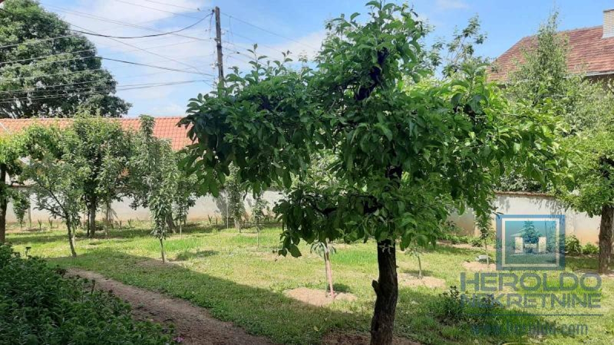 Prostrano seosko domaćinstvo u selu Jezero