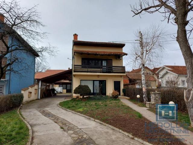 Family house of 179 m2 on 4.26 a plot of land with a commercial building in Colonia next to the main