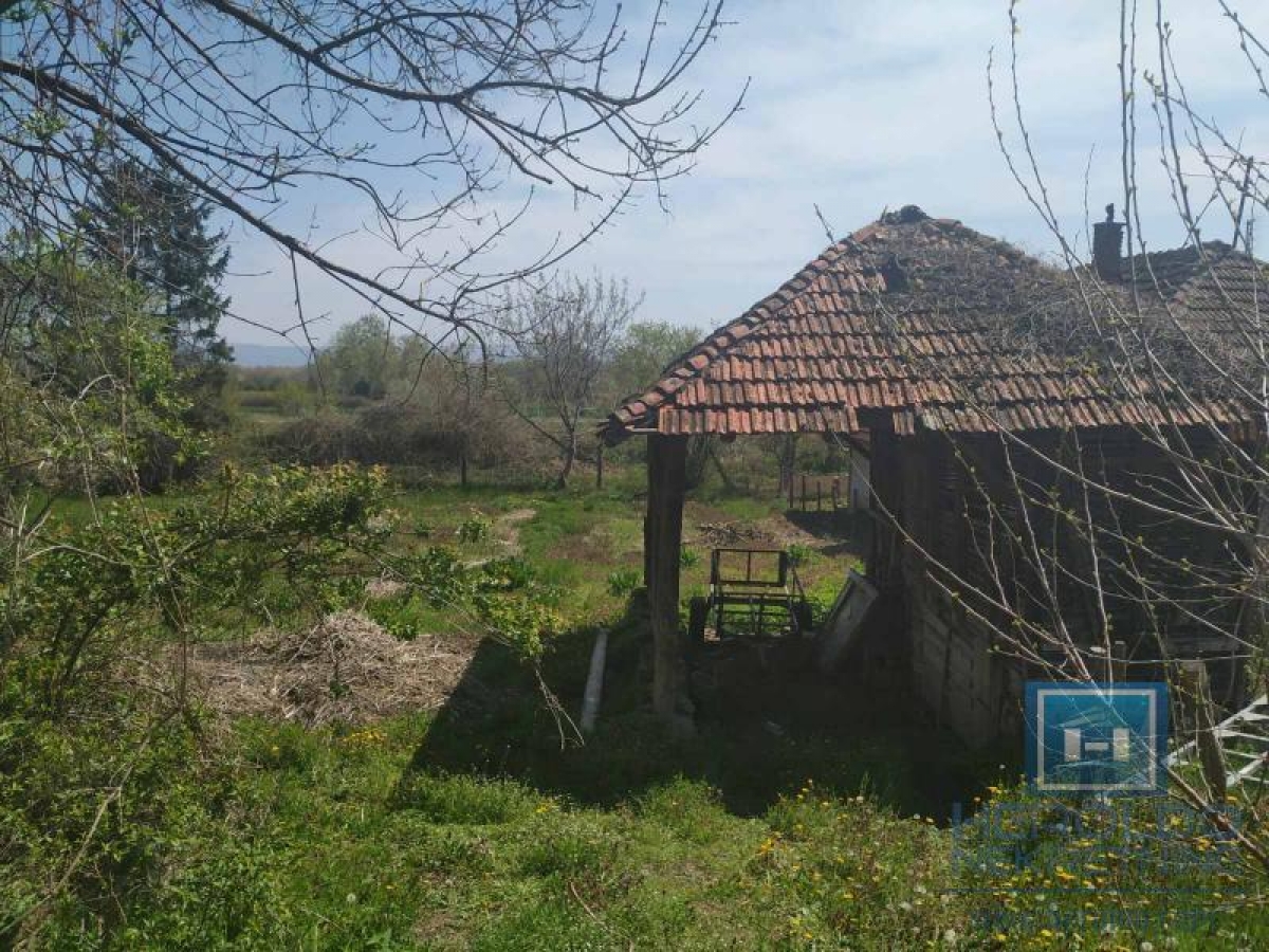 Starija kuća na prostranom placu/ Ostrikovac