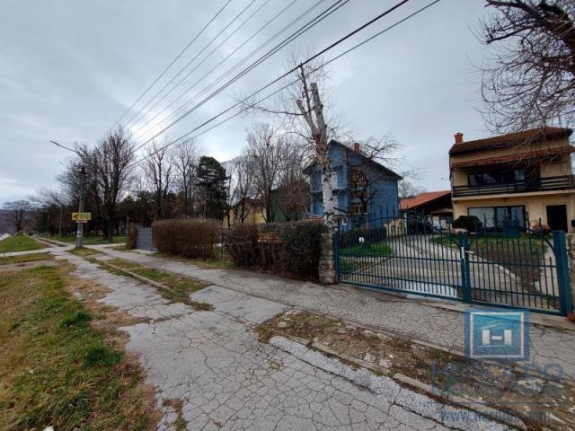 Family house of 179 m2 on 4.26 a plot of land with a commercial building in Colonia next to the main