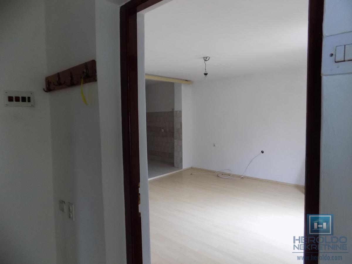 Kuća na prodaju 62m2 + pomoćni objekat od 42m2