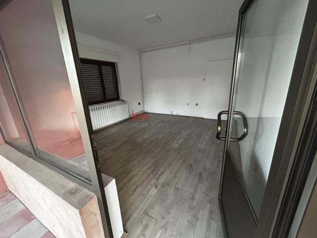 Izdaje se poslovni prostor u Novom Selu, 80m2+60m2, 400e