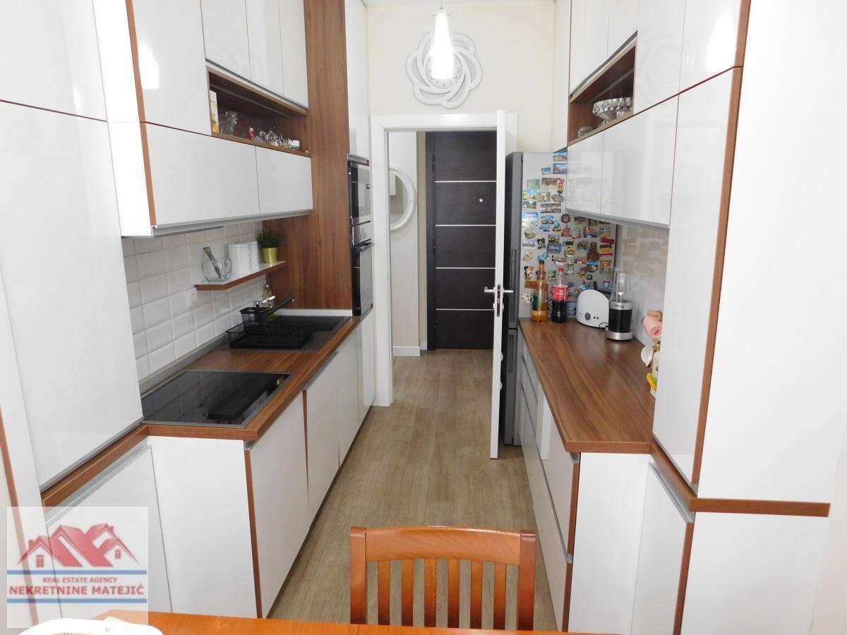 ČETVOROSOBAN STAN, 81M2, 2. SP, LUX NOVOGRADNJA, CENTAR, NAMEŠTEN–146. 000 E/M2 SA STVARIMA