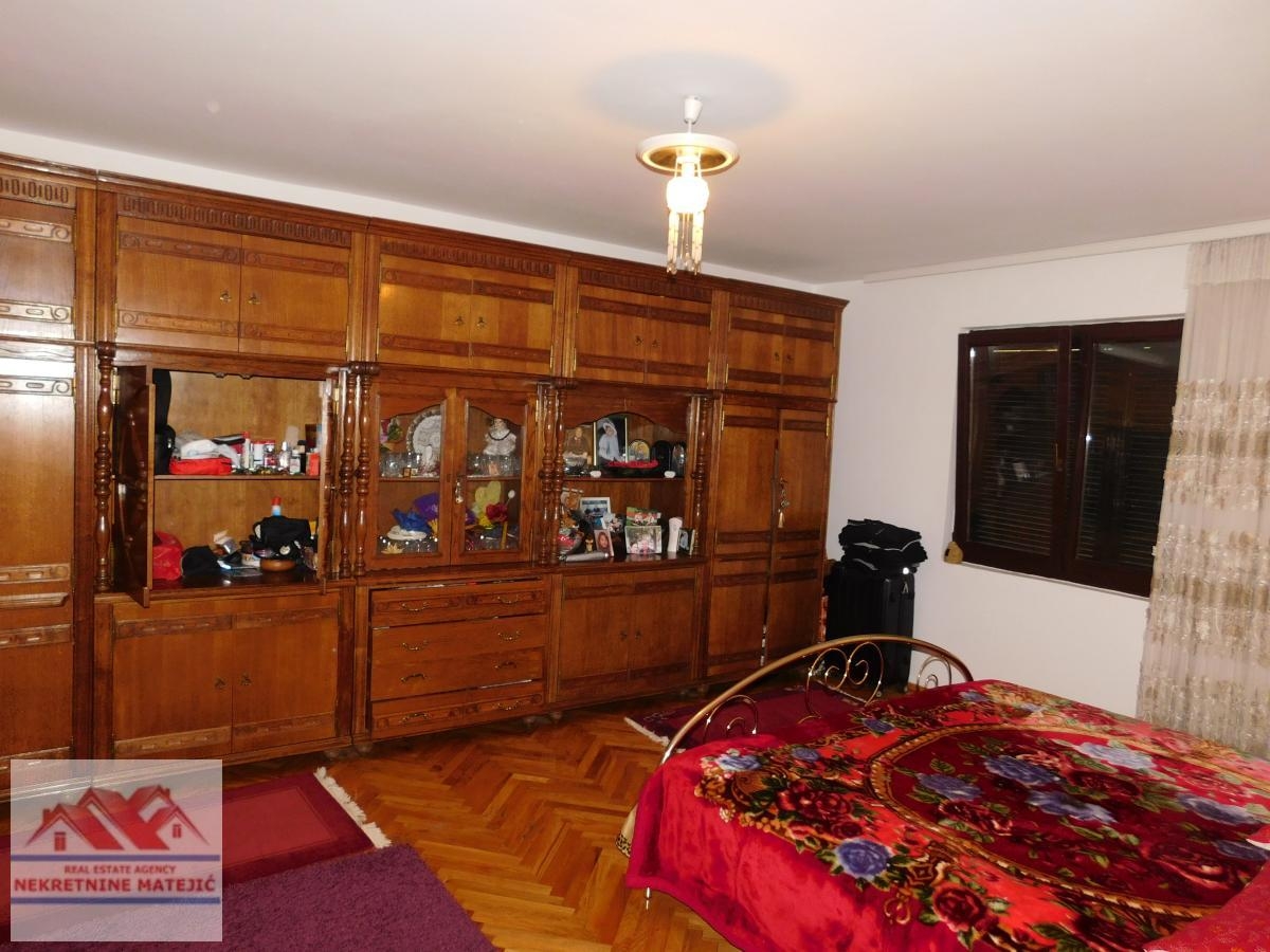 KUĆA, BRESNICA, 250 M2, PLAC 7, 8 A, CENA - 160. 000E