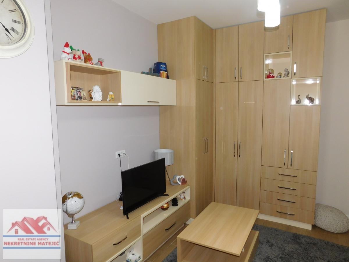 ČETVOROSOBAN STAN, 81M2, 2. SP, LUX NOVOGRADNJA, CENTAR, NAMEŠTEN–146. 000 E/M2 SA STVARIMA