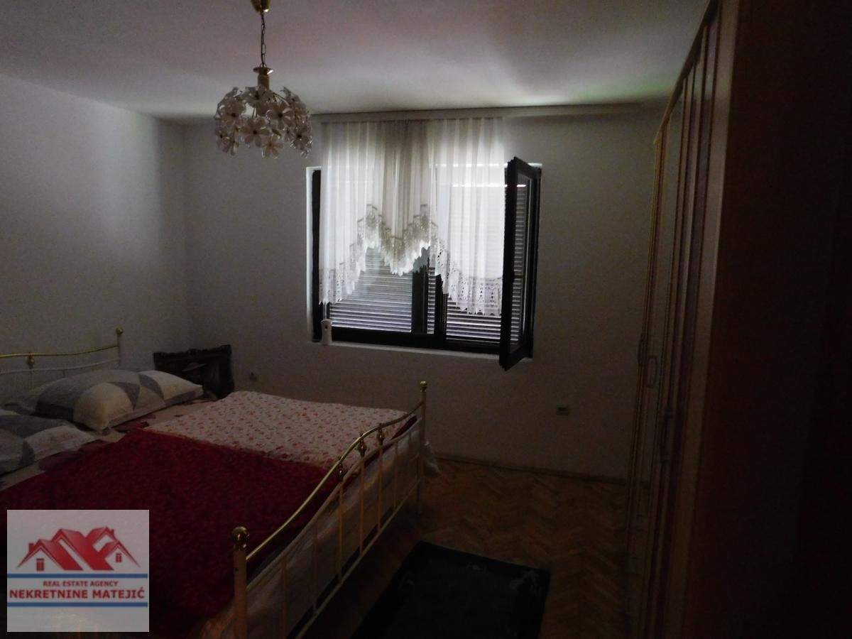 KUĆA, BRESNICA, 250 M2, PLAC 7, 8 A, CENA - 160. 000E