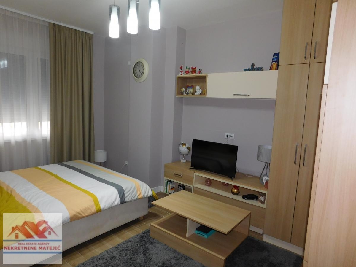 ČETVOROSOBAN STAN, 81M2, 2. SP, LUX NOVOGRADNJA, CENTAR, NAMEŠTEN–146. 000 E/M2 SA STVARIMA