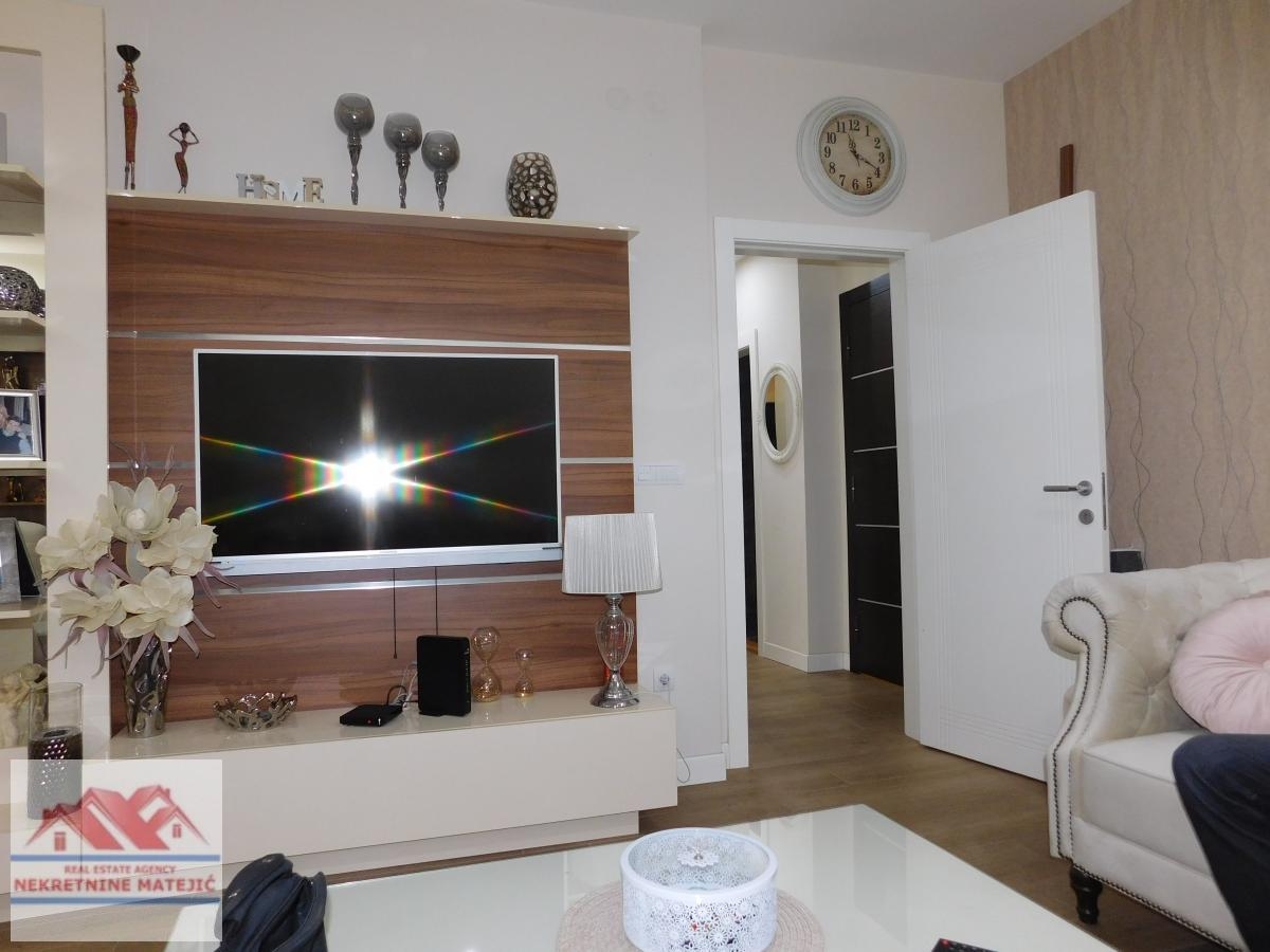 ČETVOROSOBAN STAN, 81M2, 2. SP, LUX NOVOGRADNJA, CENTAR, NAMEŠTEN–146. 000 E/M2 SA STVARIMA