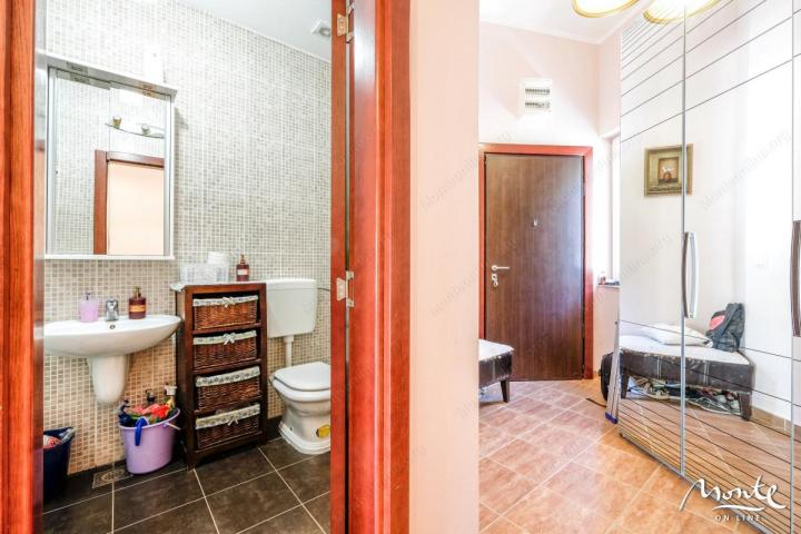 Penthouse sa 2 spavaće sobe na 1. liniji mora u blizini Porto Novog, Kumbor