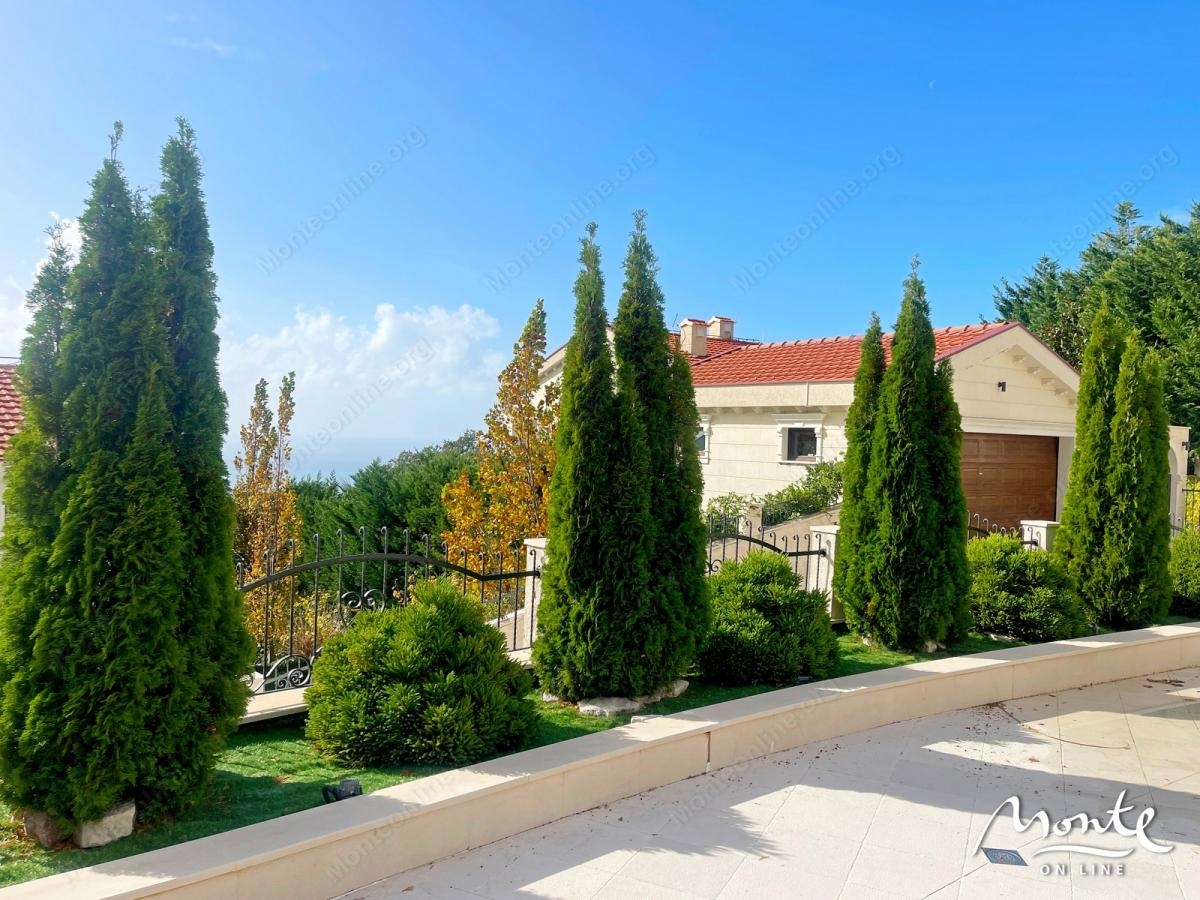 KAMENA VILA SA BAZENOM I PANORAMSKIM POGLEDOM NA SVETI STEFAN