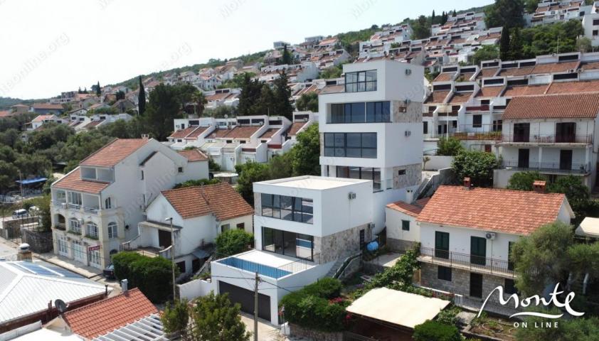 Nova vila sa 2 spavaće sobe i bazenom 10 metara od plaže