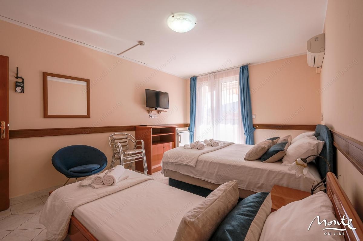 EKSKLUZIVNA PARCELA - RADNI HOTEL OD 3 ZGRADE U MIRNOM DIJELU BUDVE