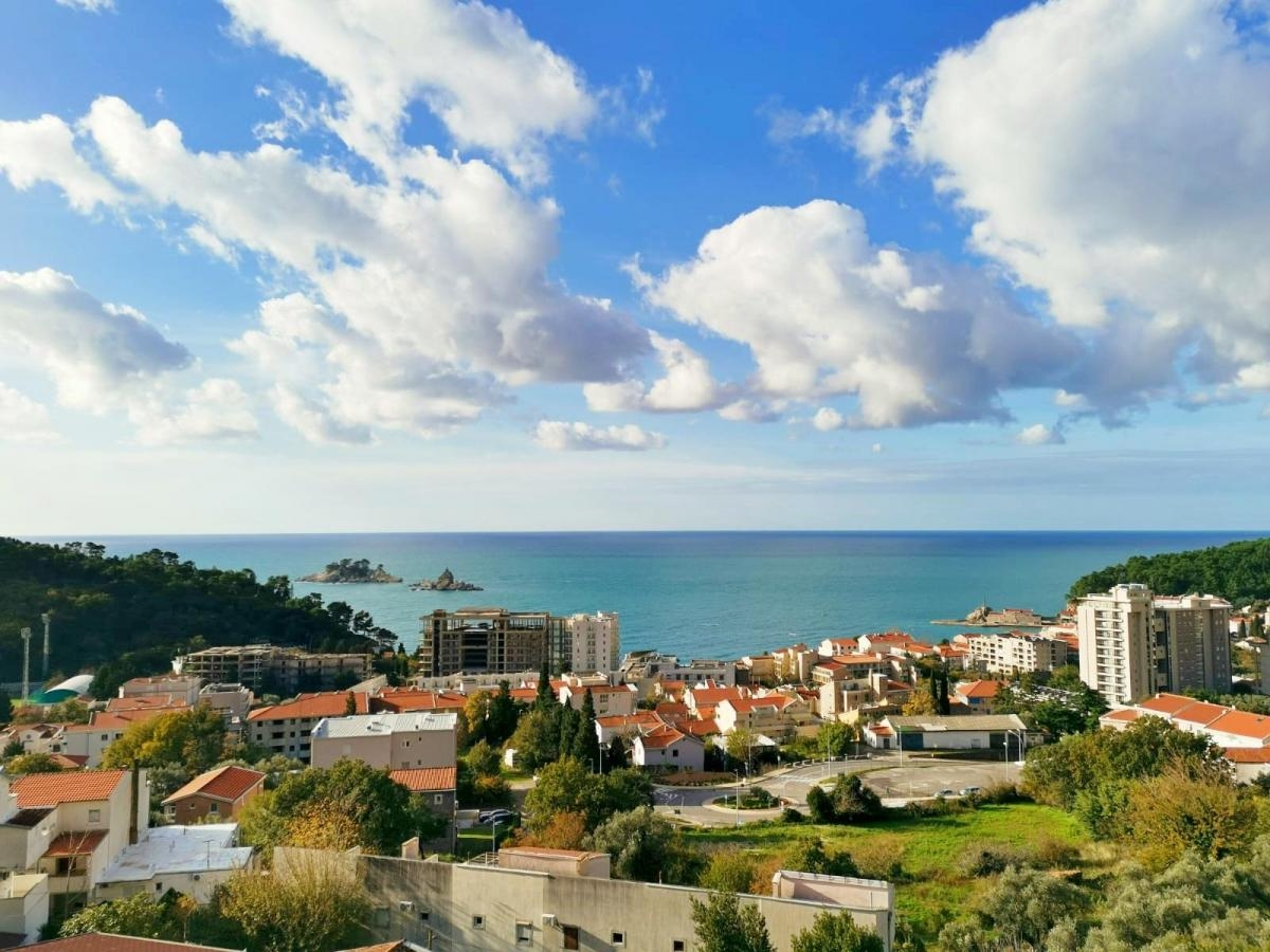 VRLO PROSTRAN I SVIJETAO STAN SA 2 SPAVAĆE SOBE I PANORAMSKIM POGLEDOM U PETROVCU