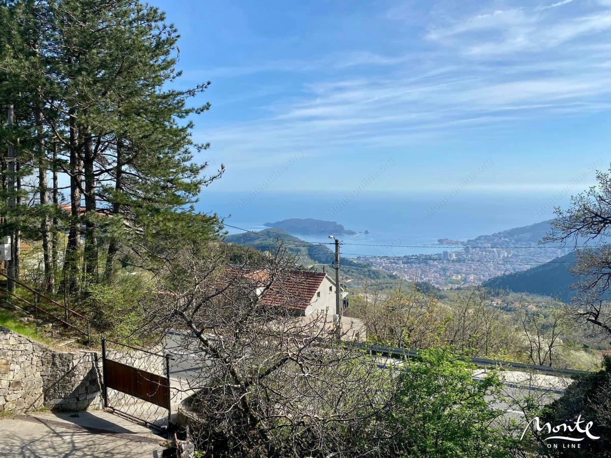 TROSPRATNA KUĆA SA SAUNOM I VELIKIM PLACEM U PREDGRAĐU BUDVE