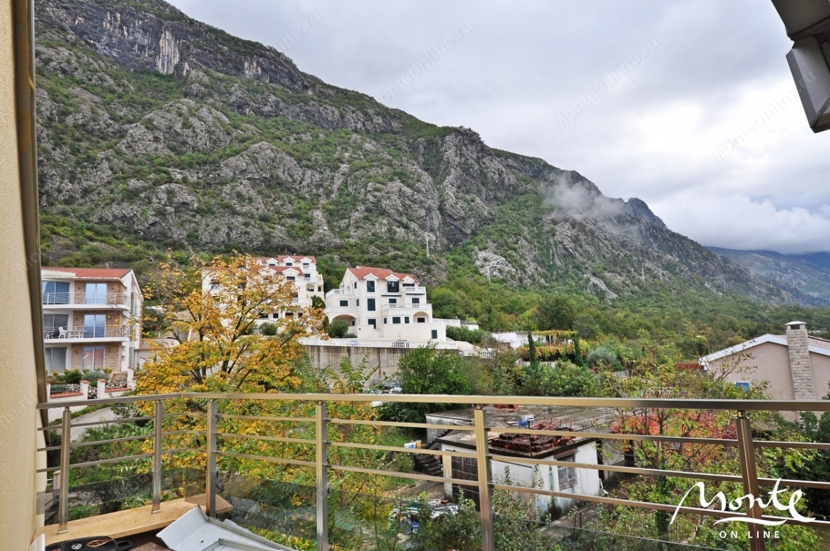 Stan na dva nivoa sa panoramskim pogledom u selu. Ljubaznost