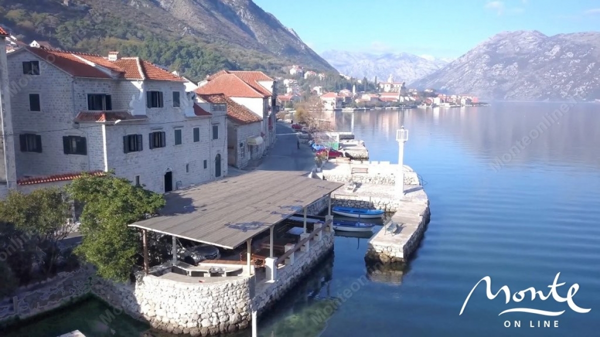 Dvije renovirane vile sa restoranom, na prvom redu