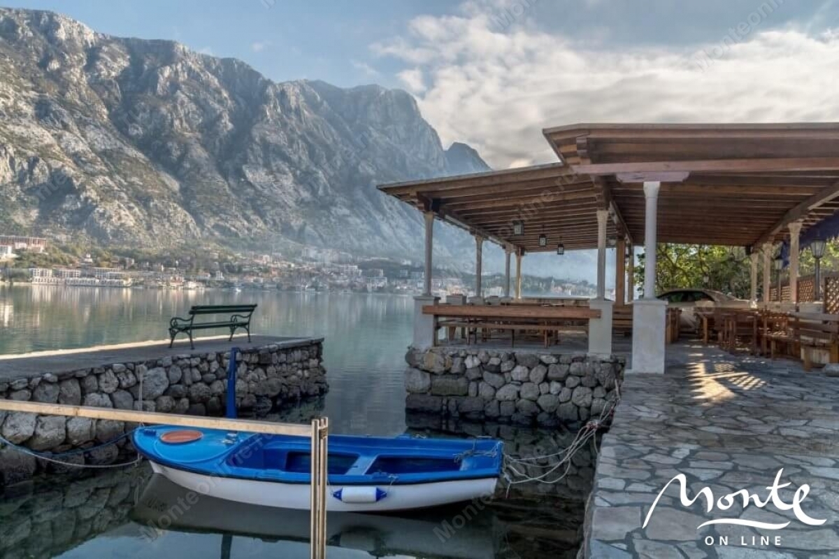 Dvije renovirane vile sa restoranom, na prvom redu