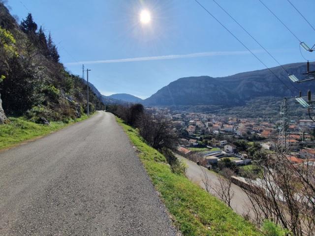 Urbanizovan plac u Kotoru sa panoramskim pogledom na ceo zaliv