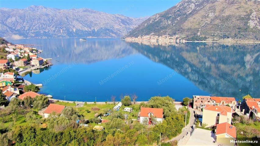 Urbanizovan plac u Kotoru sa panoramskim pogledom na ceo zaliv