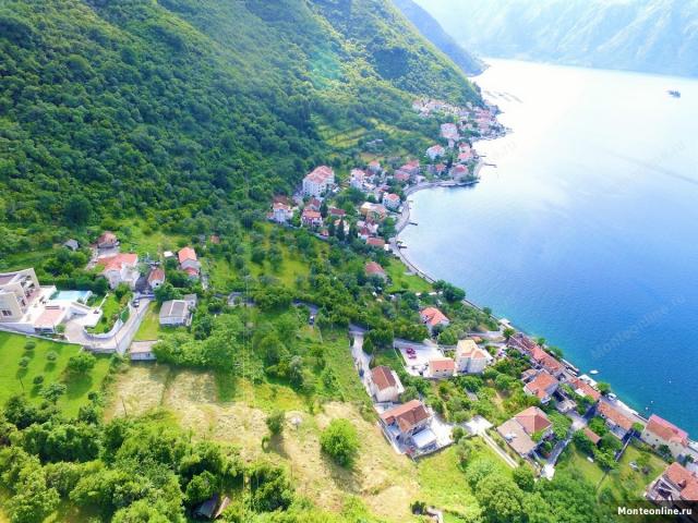 Urbanizovan plac u Kotoru sa panoramskim pogledom na ceo zaliv