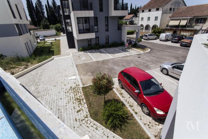 Prostran, svijetao stan sa 1 spavaćom sobom za 5 min. od mora u Tivtu