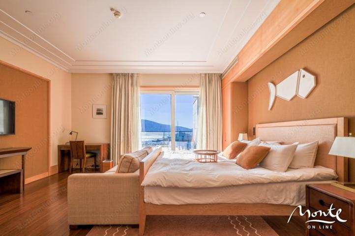 Ekskluzivni penthouse sa sopstvenim bazenom i saunom u Aqua, Porto Montenegro