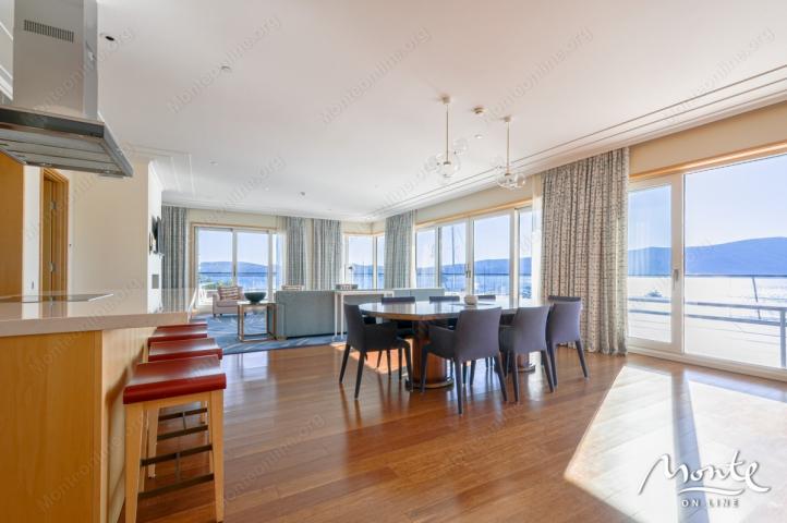 Ekskluzivni penthouse sa sopstvenim bazenom i saunom u Aqua, Porto Montenegro