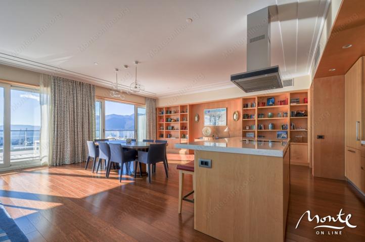 Ekskluzivni penthouse sa sopstvenim bazenom i saunom u Aqua, Porto Montenegro