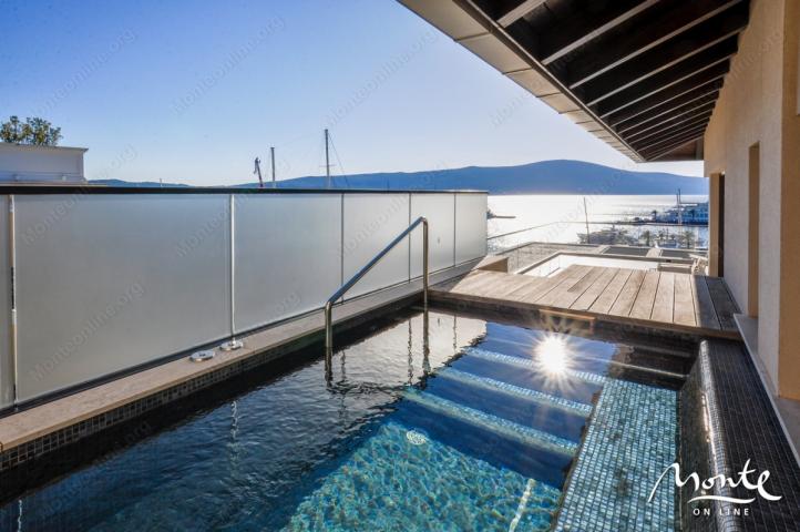 Ekskluzivni penthouse sa sopstvenim bazenom i saunom u Aqua, Porto Montenegro