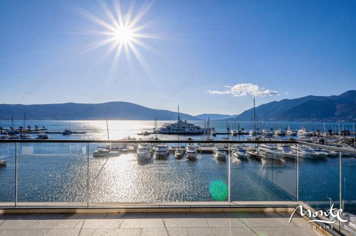 Ekskluzivni penthouse sa sopstvenim bazenom i saunom u Aqua, Porto Montenegro