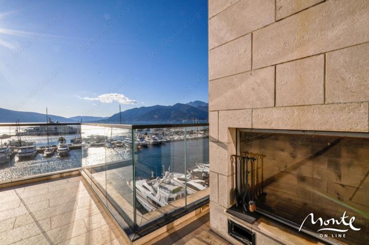 Ekskluzivni penthouse sa sopstvenim bazenom i saunom u Aqua, Porto Montenegro