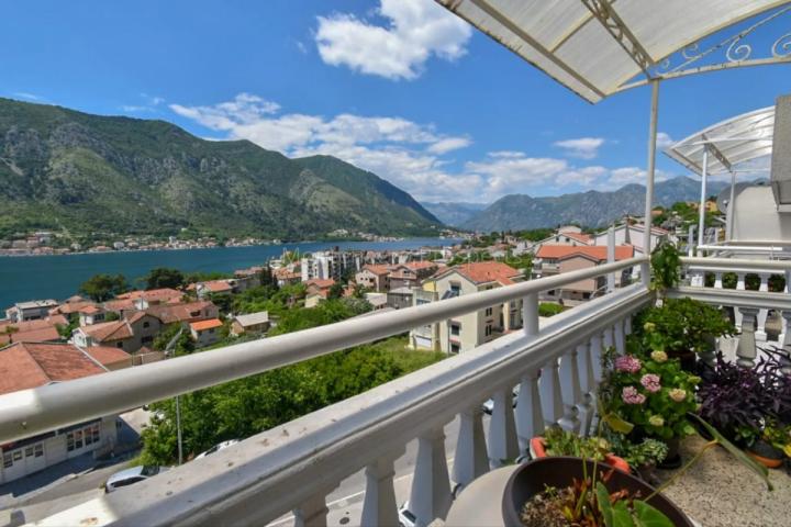 Apartman sa 3 spavaće sobe i panoramskim pogledom na more u Dobroti