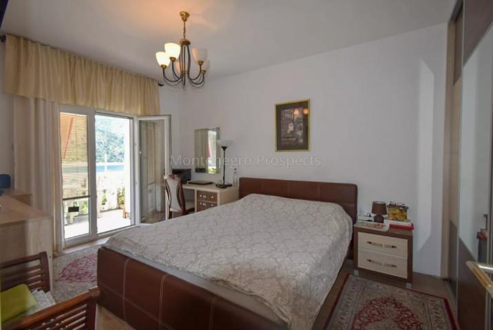 Apartman sa 3 spavaće sobe i panoramskim pogledom na more u Dobroti