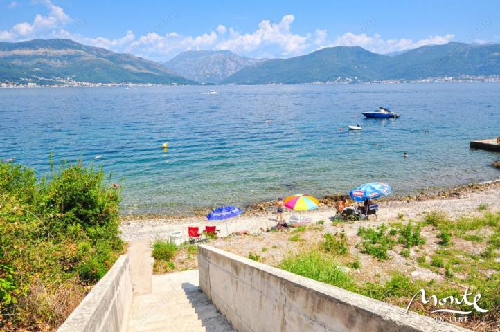 Moderna vila sa bazenom samo 70 metara od plaže u Krašićima