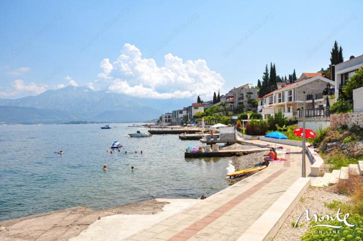 Moderna vila sa bazenom samo 70 metara od plaže u Krašićima