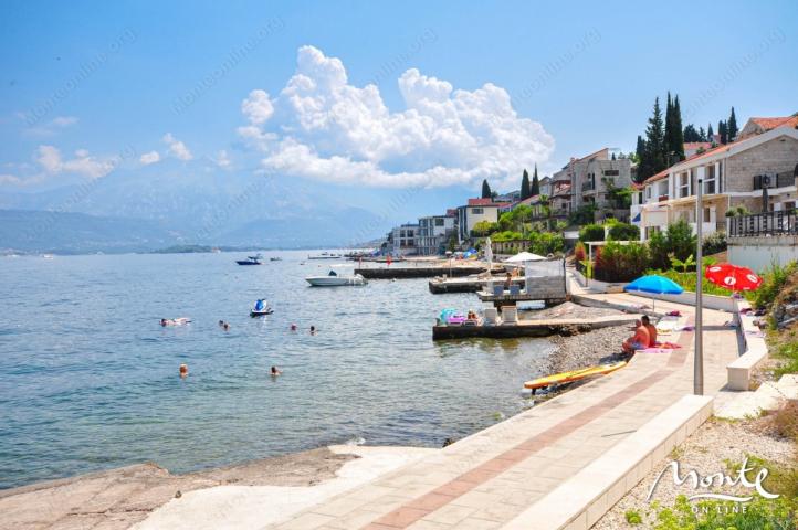 Moderna vila sa bazenom samo 70 metara od plaže u Krašićima