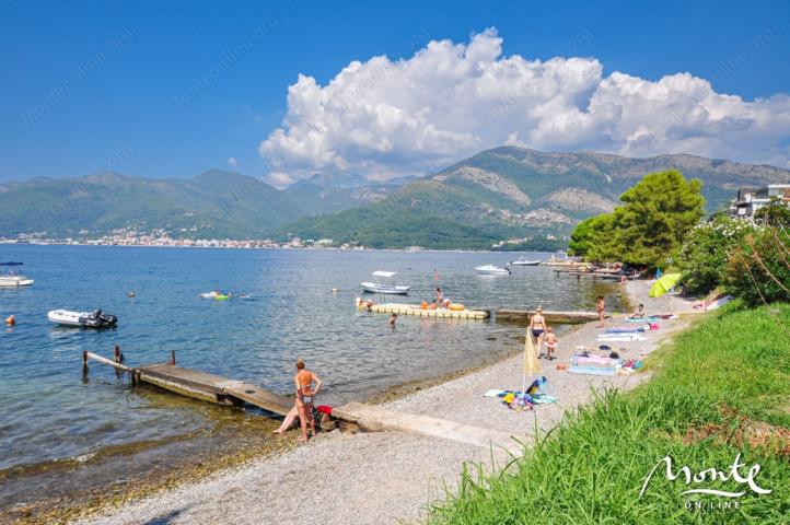 Velika kuća na četiri sprata na par koraka od plaže u Tivtu