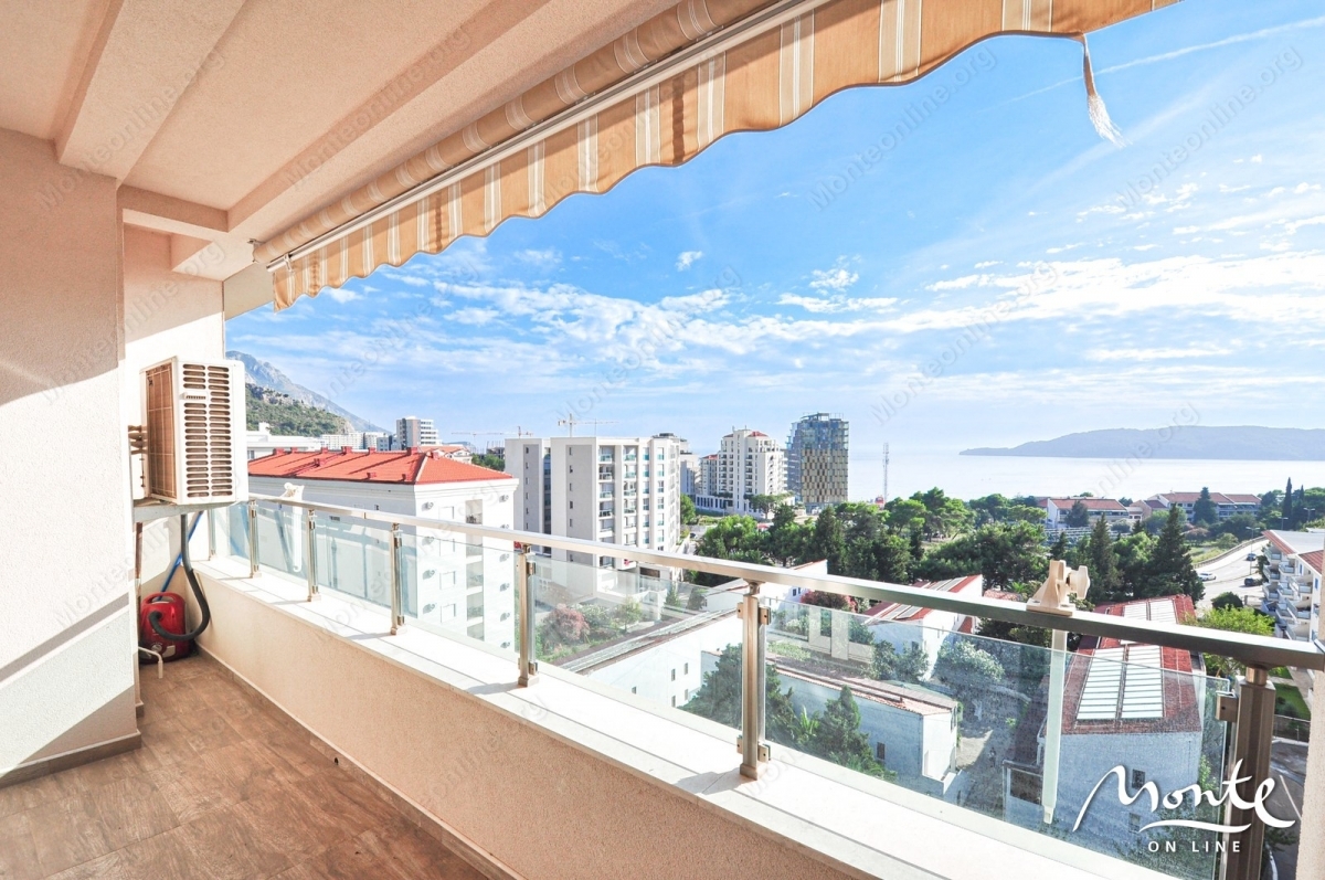 Penthouse sa vlastitim krovom i panoramskim pogledom na more u Bečićima