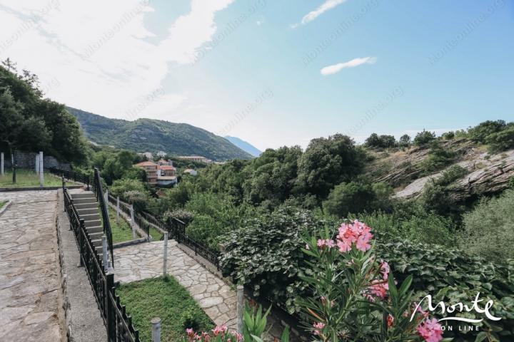 Kuća na tri sprata sa saunom i pogledom na planine i more, Budva