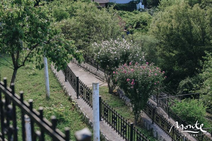 Kuća na tri sprata sa saunom i pogledom na planine i more, Budva