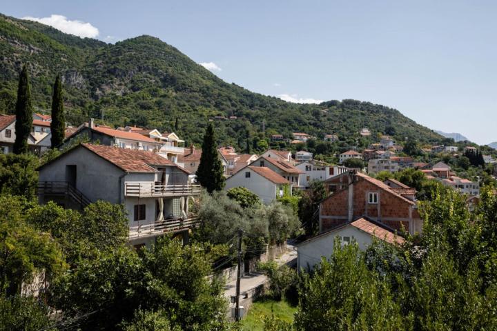 Nov, prostran stan sa 3 spavaće sobe u centru Tivta