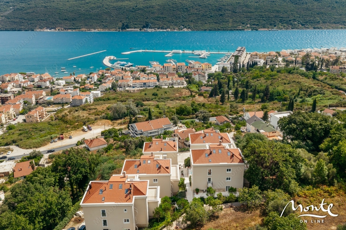 Stan u luksuznom kompleksu sa bazenom 5 minuta od Porto Novog