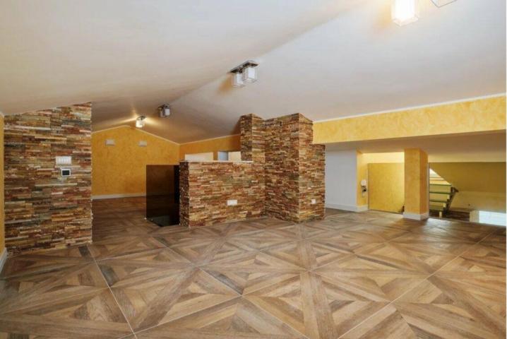 Penthouse na tri nivoa na 1. liniji mora u Rafailovichi