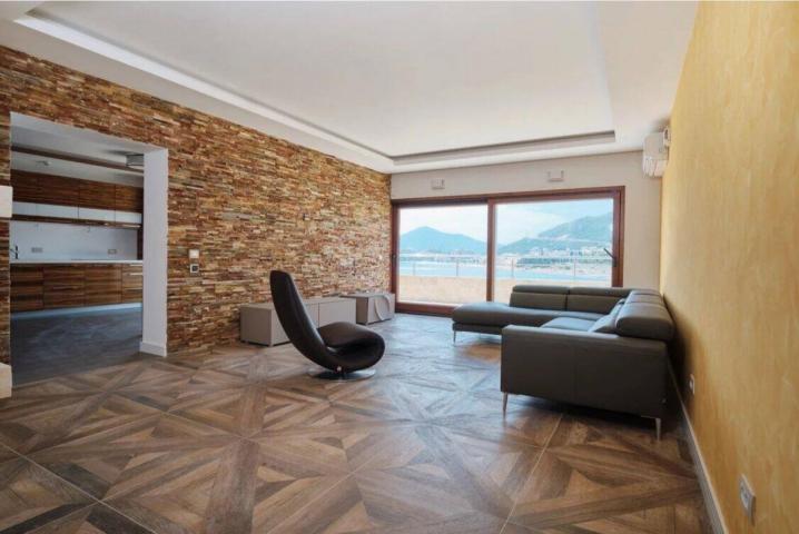 Penthouse na tri nivoa na 1. liniji mora u Rafailovichi