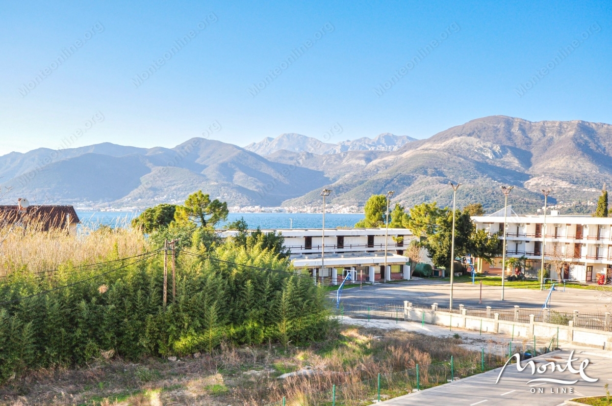 Sunčan stan sa 2 spavaće sobe 50 metara od plaže u Tivtu