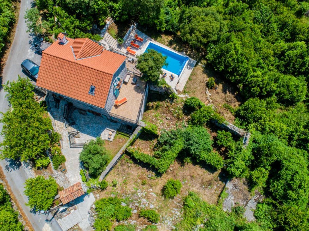 RENOVIRANA KAMENA KUĆA SA BAZENOM NA LUŠTICI