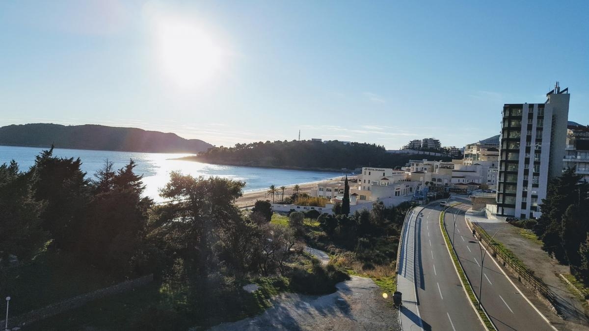 SVETAO STAN SA 2 SPAVAĆE SOBE U KUĆI SKORO NA 1. REDU U BEČIĆIMA