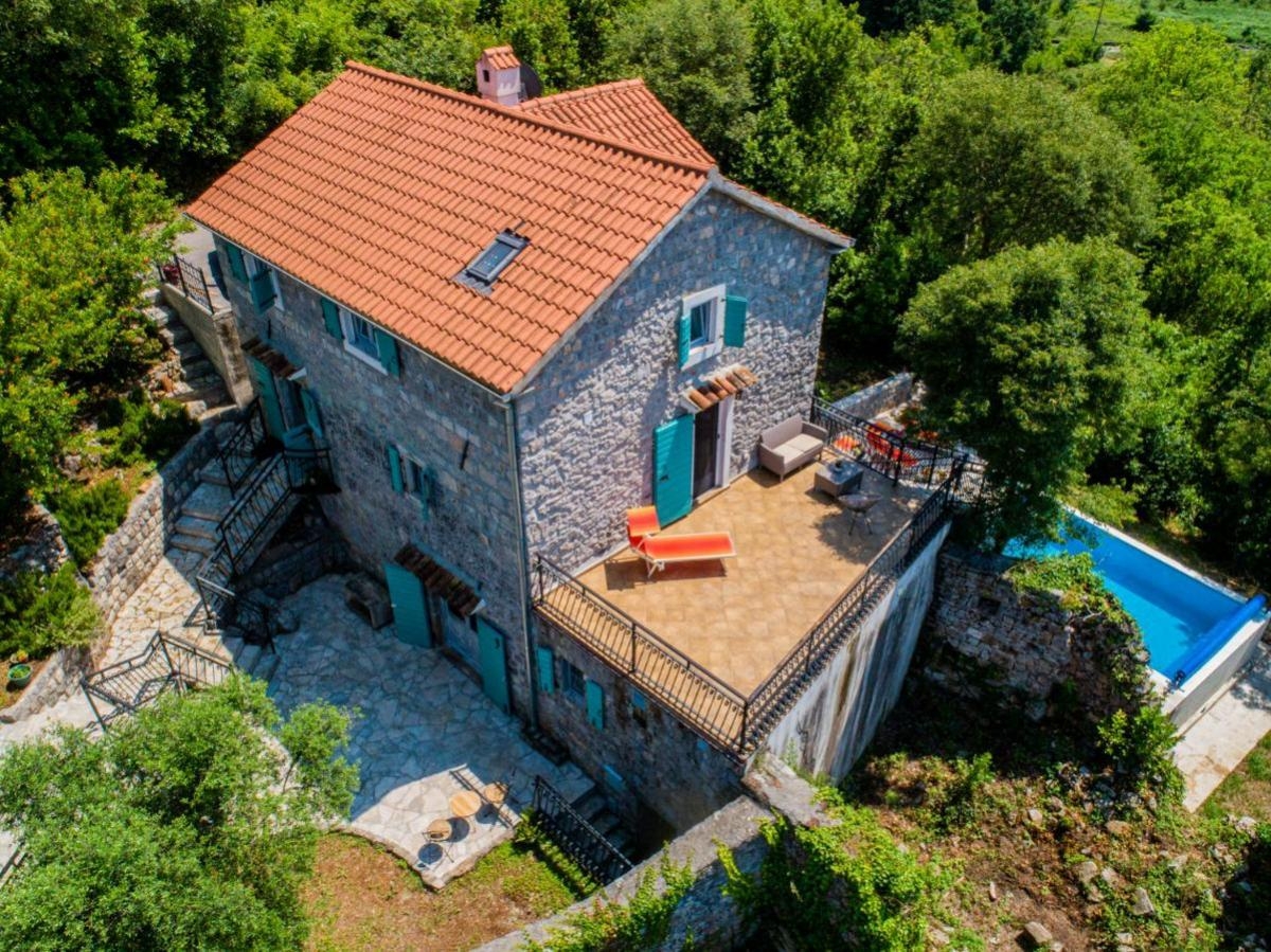 RENOVIRANA KAMENA KUĆA SA BAZENOM NA LUŠTICI